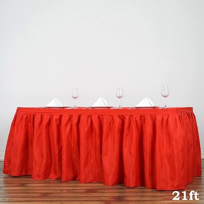 誕生会/宴会のためにまわりを回る珊瑚の赤く使い捨て可能なテーブル