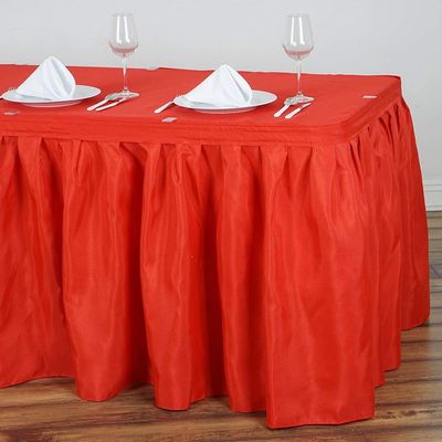 誕生会/宴会のためにまわりを回る珊瑚の赤く使い捨て可能なテーブル