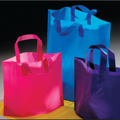 ハンドルによって運ぶこと容易な白い固体小売りの買い物袋のカスタマイズされたサイズの防水プラスチック ギフト袋