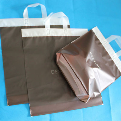 多彩で高級なプラスチック買い物袋の大型の使い捨て可能運ぶこと便利なハンドル袋を防水します